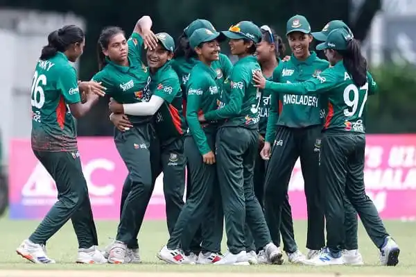 বাংলাদেশ নারী ক্রিকেট দল বিশ্বকাপে জয় উদযাপন করছে. Channel i News - চ্যানেল আই নিউজ