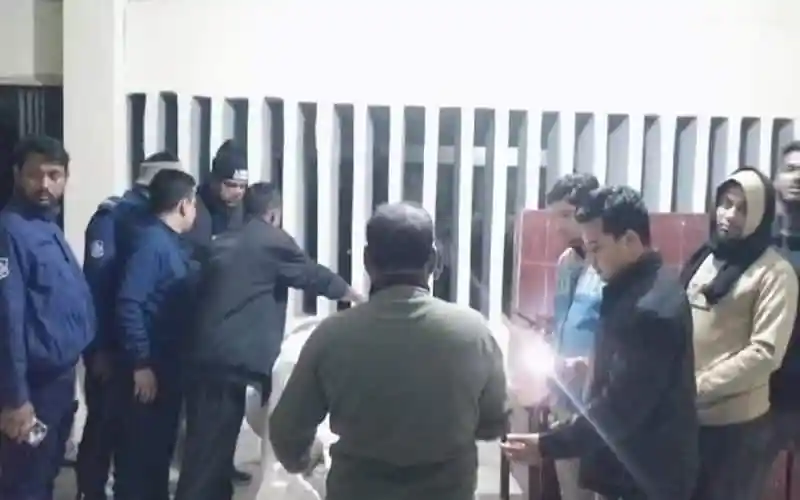 নিহতদের মরদেহের সনাক্তকরণ ও তদন্তের জন্য পুলিশ ও স্বজনরা উপস্থিত. Channel i News - চ্যানেল আই নিউজ