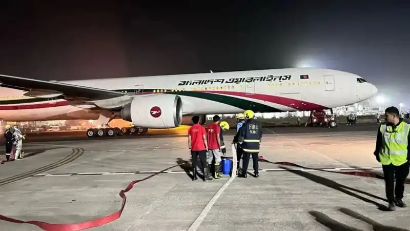নাগপুরে বাংলাদেশ বিমানের যাত্রীরা বিমানবন্দরে অপেক্ষা করছে. Channel i News - চ্যানেল আই নিউজ