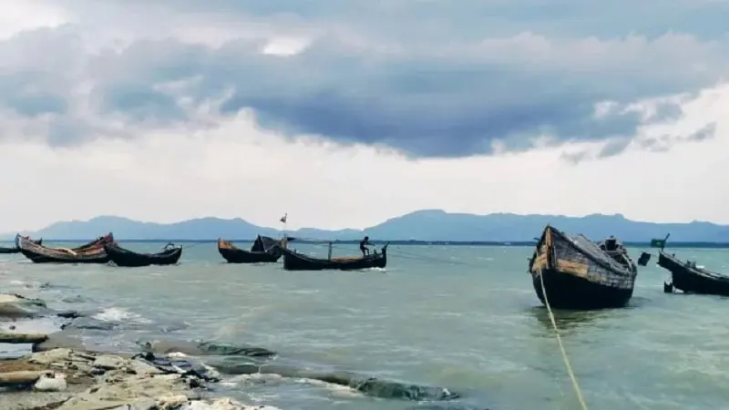নৌকা সমুদ্রের মধ্যে ডুবে গেছে, আকাশে মেঘ জমে আছে. Channel i News - চ্যানেল আই নিউজ