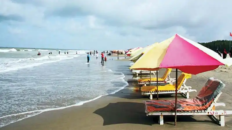 কক্সবাজার সৈকতে ছায়াযুক্ত চেয়ার ও ছাতা, পর্যটকরা সমুদ্রে স্নান করছে. Channel i News - চ্যানেল আই নিউজ