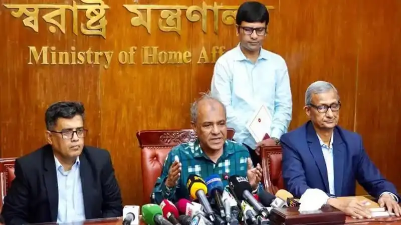 স্বরাষ্ট্র উপদেষ্টার সংবাদ সম্মেলনে বক্তব্য দিচ্ছেন তিনি. Channel i News - চ্যানেল আই নিউজ
