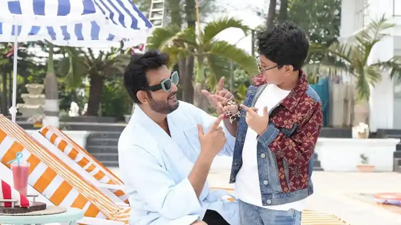 শিশু ও যুবকদের সঙ্গে আমিন খান, বন্ধুত্বপূর্ণ মুহূর্ত. Channel i News - চ্যানেল আই নিউজ