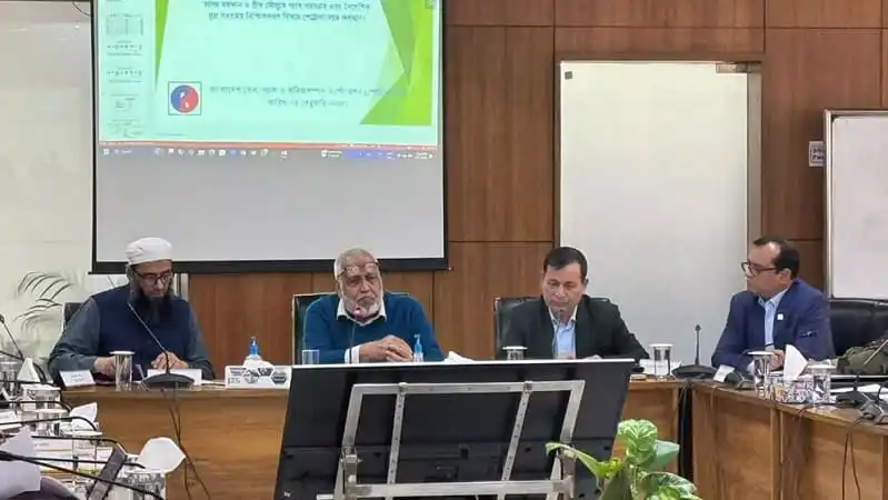 বৈঠকে চারজন কর্মকর্তা ও উপদেষ্টা আলোচনা করছেন. Channel i News - চ্যানেল আই নিউজ