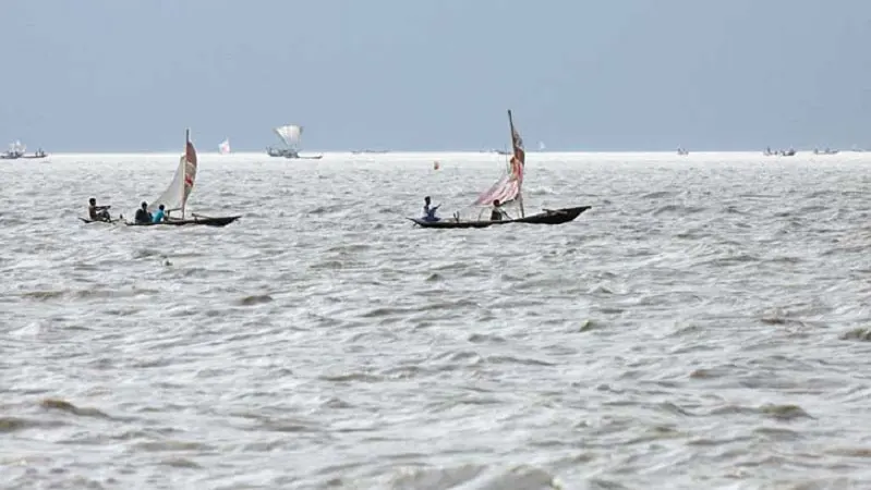 নৌকা চলাচল করছে বঙ্গোপসাগরে, জলরাশি বিশাল ও শান্ত. Channel i News - চ্যানেল আই নিউজ