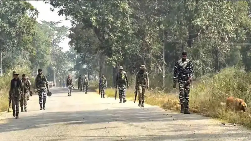 মাওবাদীদের সঙ্গে সংঘর্ষের দৃশ্য, নিরাপত্তা বাহিনী ও সশস্ত্র ব্যক্তিরা. Channel i News - চ্যানেল আই নিউজ