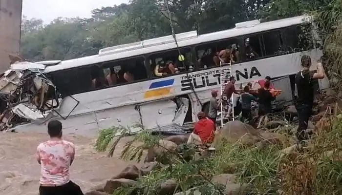 ব্রাজিলে বাস ও ট্রাকের ভয়াবহ সংঘর্ষের দৃশ্য, আহত ও উদ্ধারকারীরা ঘটনাস্থলে. Channel i News - চ্যানেল আই নিউজ