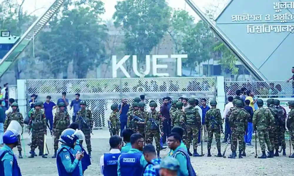 কুয়েটের গেটের সামনে নিরাপত্তা বাহিনী ও ছাত্ররা উপস্থিত. Channel i News - চ্যানেল আই নিউজ