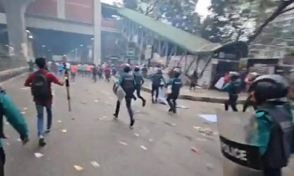 পুলিশের জলকামান ও লাঠিচার্জে ছত্রভঙ্গ আউটসোর্সিং কর্মীরা. Channel i News - চ্যানেল আই নিউজ
