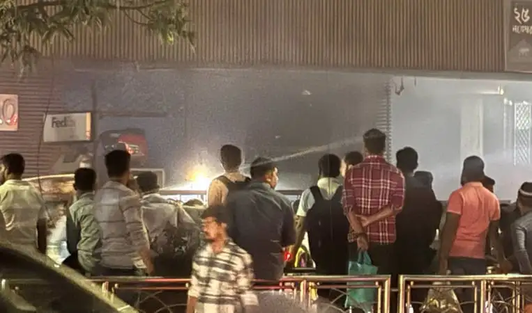 চ্যানেল আই ভবনের বাইরে আগুনের ধোঁয়া ও লোকজনের ভিড়. Channel i News - চ্যানেল আই নিউজ