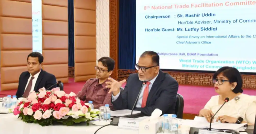 বাণিজ্য উপদেষ্টা ও অতিথিরা আলোচনা করছেন, সম্মেলনে অংশগ্রহণকারীরা উপস্থিত. Channel i News - চ্যানেল আই নিউজ