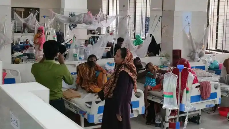 ঢাকার একটি হাসপাতালে ডেঙ্গু রোগীদের চিকিৎসা চলছে. Channel i News - চ্যানেল আই নিউজ