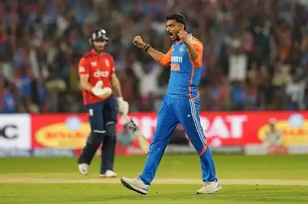 বাংলাদেশের ক্রিকেটার উল্লাসে ভরা মুহূর্ত, মাঠে খেলা চলমান. Channel i News - চ্যানেল আই নিউজ