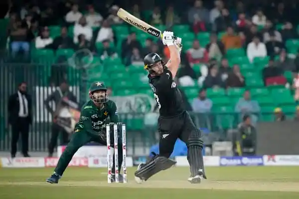 ক্রিকেট ম্যাচে পাকিস্তানের ব্যাটসম্যানের ব্যাটিং মুহূর্ত. Channel i News - চ্যানেল আই নিউজ