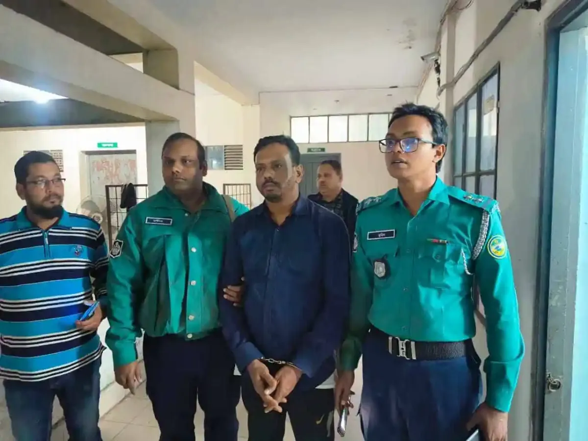 আটক প্রধান অভিযুক্তের সঙ্গে পুলিশ সদস্যরা. Channel i News - চ্যানেল আই নিউজ