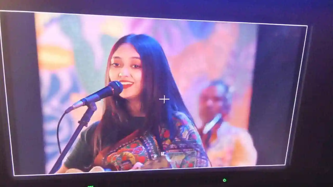 বাংলাদেশের সাংস্কৃতিক অনুষ্ঠানে এক তরুণী গায়িকা পারফর্ম করছেন. Channel i News - চ্যানেল আই নিউজ
