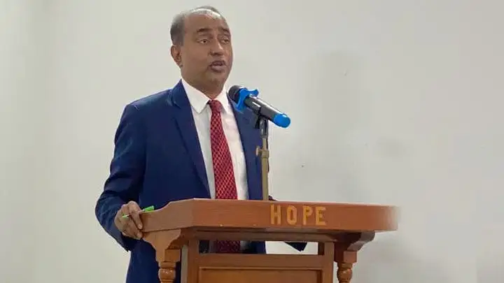 অ্যাটর্নি জেনারেল জনৈক বক্তৃতা দিচ্ছেন, পেশাদার পরিবেশে. Channel i News - চ্যানেল আই নিউজ