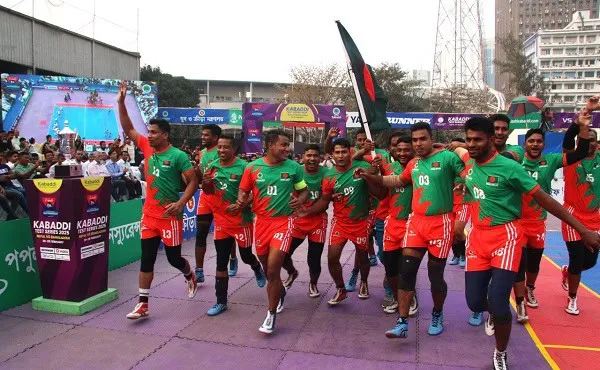 বাংলাদেশ ফুটবল দল মাঠে উল্লাসে ভাসছে, খেলোয়াড়রা হাসিমুখে. Channel i News - চ্যানেল আই নিউজ