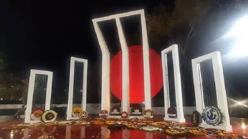 বাংলাদেশের ভাষা আন্দোলনের স্মৃতিসৌধের ছবি, আলো জ্বলছে. Channel i News - চ্যানেল আই নিউজ