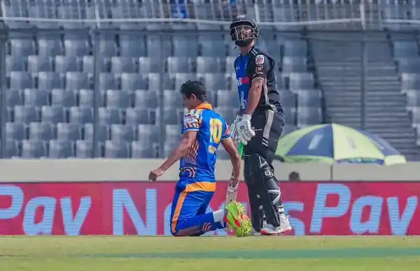 রংপুরের ক্রিকেটাররা মাঠে খেলছে, একজন খেলোয়াড় হাঁটছেন. Channel i News - চ্যানেল আই নিউজ