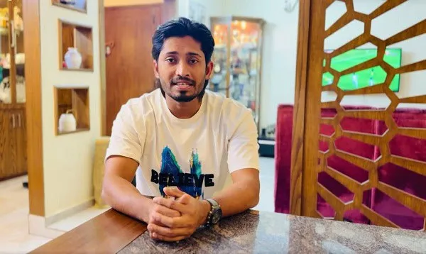 প্রতিবেদকের সঙ্গে যুবকের সাক্ষাৎকারের ছবি, ক্যাফে পরিবেশে. Channel i News - চ্যানেল আই নিউজ