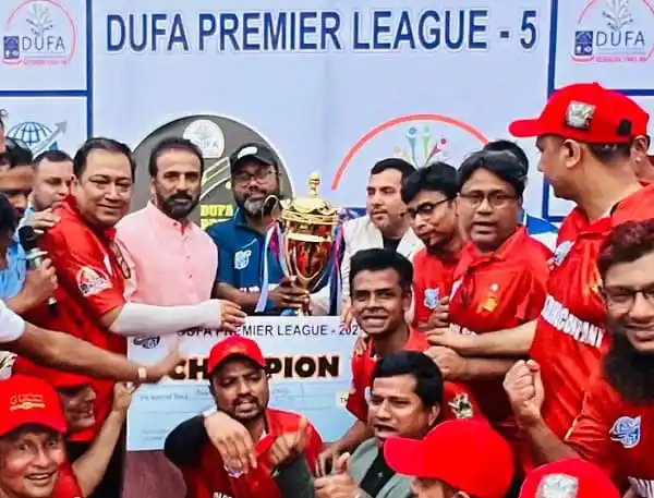 টাইটান টাইগার্স দল চ্যাম্পিয়ন হিসেবে ট্রফি গ্রহণ করছে. Channel i News - চ্যানেল আই নিউজ