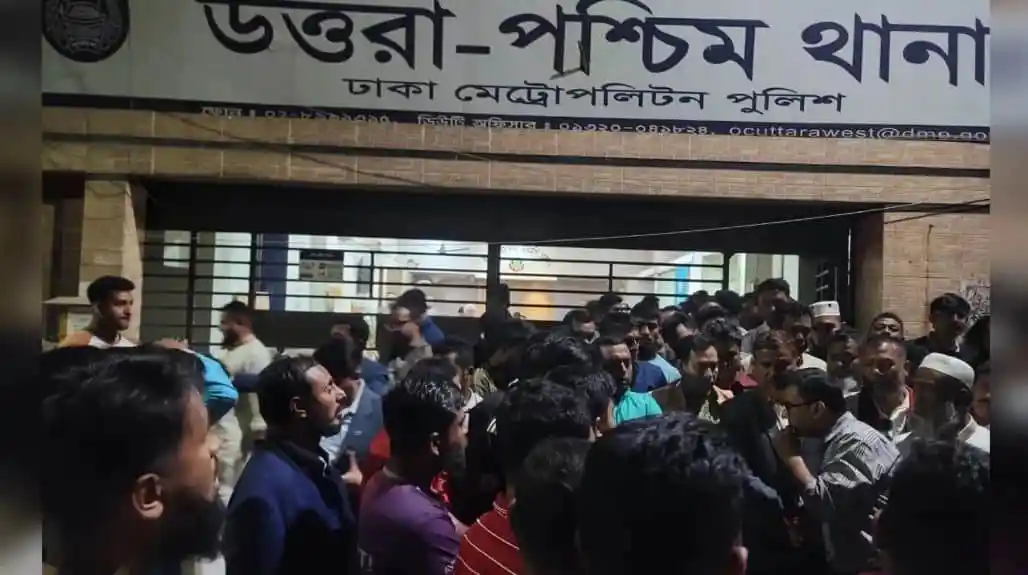 উত্তরা থানায় ছাত্রদের সঙ্গে পুলিশের সংঘর্ষের ছবি।. Channel i News - চ্যানেল আই নিউজ