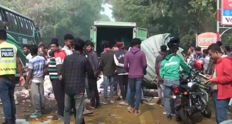 গোপালগঞ্জে সড়ক দুর্ঘটনায় বেশ কয়েকটি গাড়ি ক্ষতিগ্রস্ত, আহত ও নিহতের খবর।. Channel i News - চ্যানেল আই নিউজ