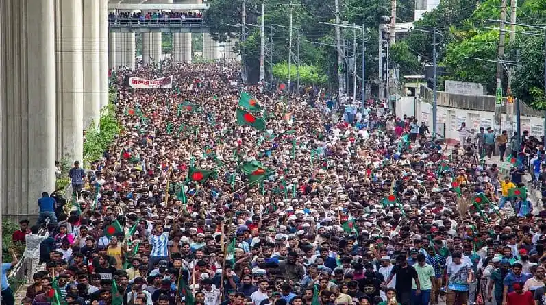 বৃহৎ জনসমাগমের ছবি যেখানে অনেক মানুষ একত্রিত হয়েছে. Channel i News - চ্যানেল আই নিউজ