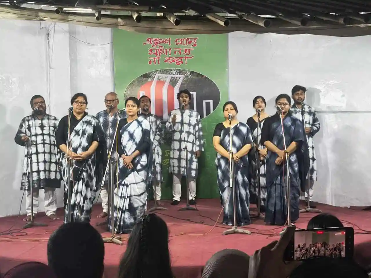 বাংলাদেশের সাংস্কৃতিক অনুষ্ঠানে শিল্পীরা একত্রে পরিবেশনা করছেন. Channel i News - চ্যানেল আই নিউজ
