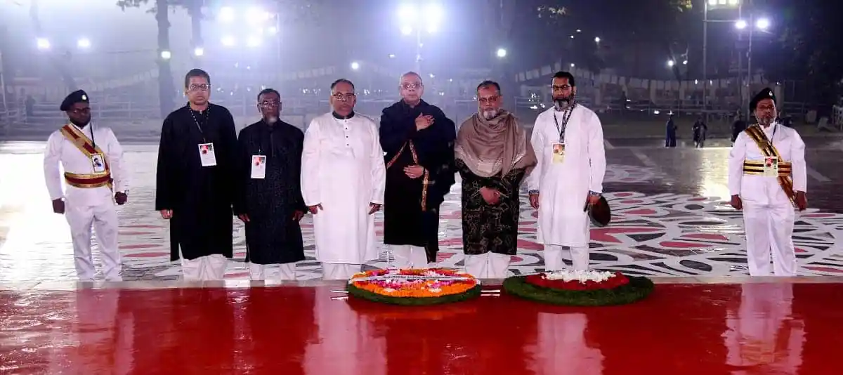 প্রধান বিচারপতি ও অতিথিরা ভাষা শহীদদের প্রতি শ্রদ্ধা নিবেদন করছেন. Channel i News - চ্যানেল আই নিউজ