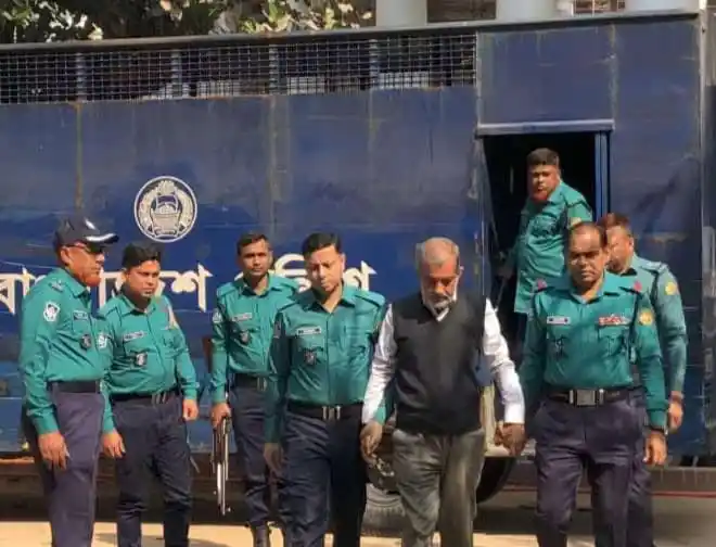 ফজলে করিমকে কারাগারে পাঠানোর জন্য পুলিশ সদস্যরা escort করছে. Channel i News - চ্যানেল আই নিউজ
