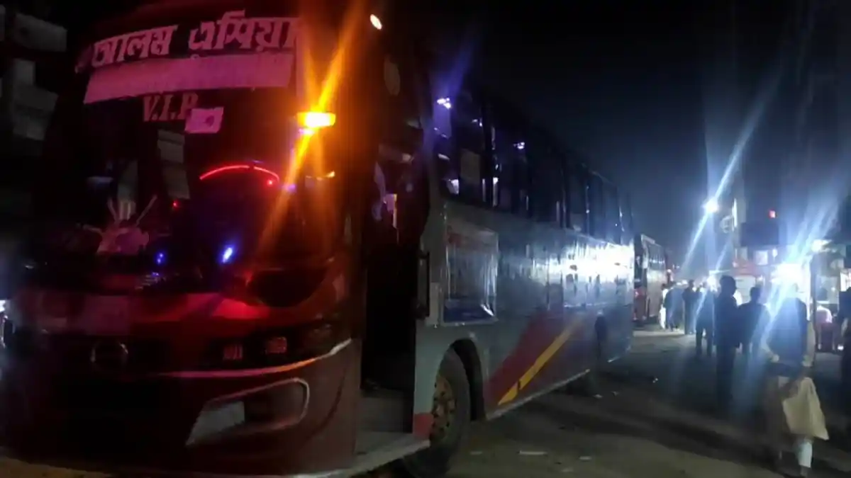 শিক্ষা সফরের বাসে ডাকাতি ও শ্লীলতাহানির অভিযোগের ছবি. Channel i News - চ্যানেল আই নিউজ