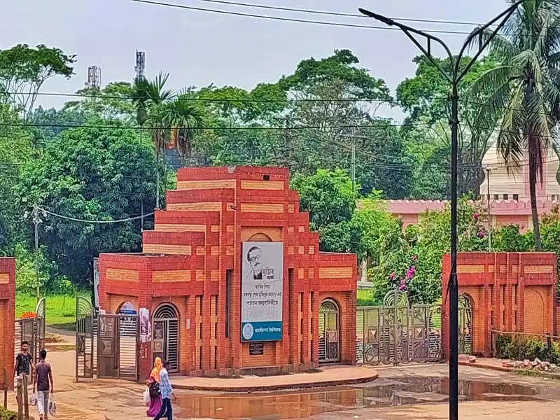 জাবি’র হলের ছাদ থেকে পড়ে ইন্টারনেট কর্মীর মৃত্যু সংবাদ. Channel i News - চ্যানেল আই নিউজ