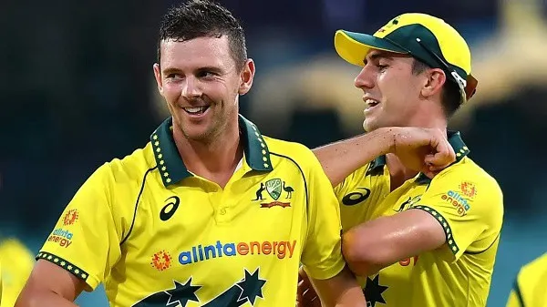 অস্ট্রেলিয়ার ক্রিকেটার ডেভিড ওয়ার্নার ও মিচেল মার্শ হাসিমুখে একসঙ্গে।. Channel i News - চ্যানেল আই নিউজ