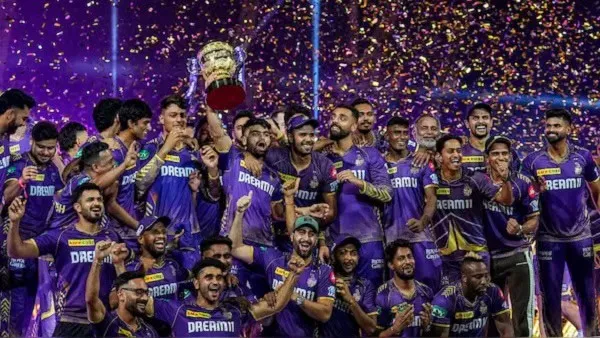 আইপিএলের চ্যাম্পিয়ন দল ট্রফি নিয়ে উল্লাস করছে. Channel i News - চ্যানেল আই নিউজ