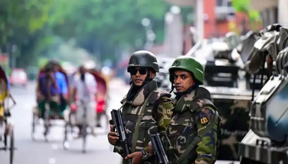 সেনা ও পুলিশ সদস্যরা রাস্তায় নিরাপত্তা নিশ্চিত করছে. Channel i News - চ্যানেল আই নিউজ