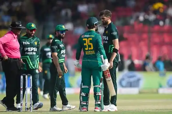 পাকিস্তান ক্রিকেট দলের খেলোয়াড়রা মাঠে আলোচনা করছে।. Channel i News - চ্যানেল আই নিউজ