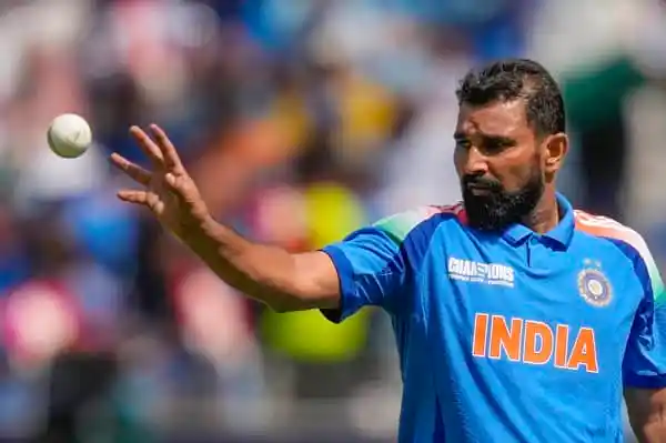 ভারতীয় ক্রিকেটার শামি বল ছুঁড়ে ফেলে বল হাতে প্রস্তুত. Channel i News - চ্যানেল আই নিউজ