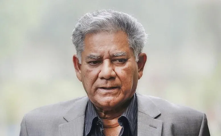 বয়স্ক ব্যক্তি গভীর চিন্তায়, পেশাদার পোশাক পরা, পটভূমি ধূসর।. Channel i News - চ্যানেল আই নিউজ