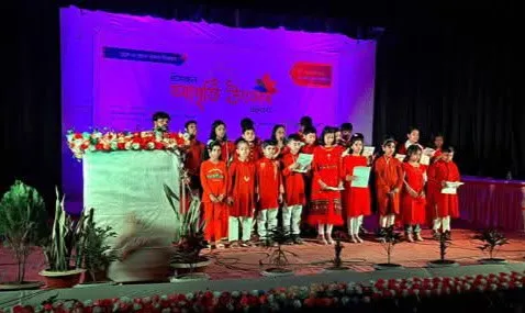 শ্রীমঙ্গল আবৃত্তি উৎসবের শিশু শিল্পীরা মঞ্চে পারফর্ম করছে।. Channel i News - চ্যানেল আই নিউজ