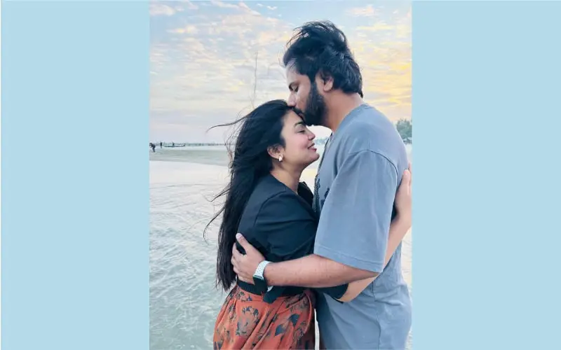 প্রেমিক প্রেমিকা সমুদ্রের পাশে একে অপরকে জড়িয়ে ধরেছেন. Channel i News - চ্যানেল আই নিউজ