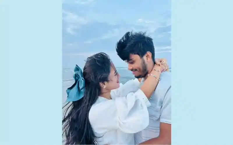 প্রেমের দিন উপলক্ষে প্রেমিক ও প্রেমিকা সমুদ্রের পাড়ে হাসিমুখে একে অপরের সাথে. Channel i News - চ্যানেল আই নিউজ