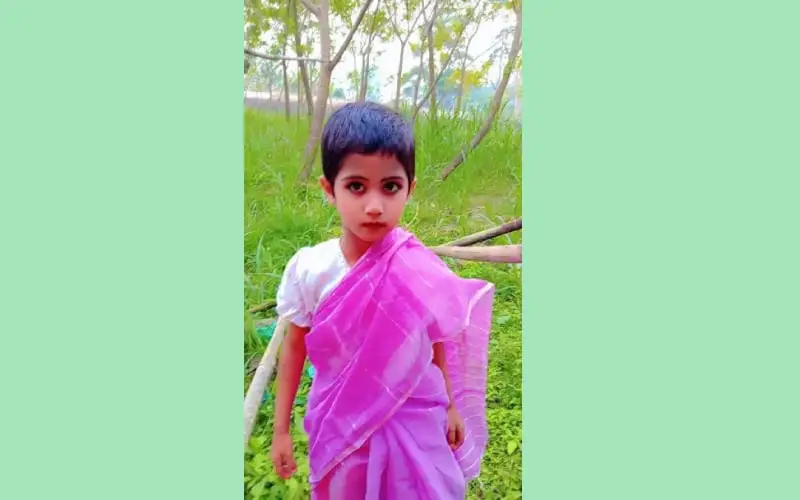 ছোট শিশু পুকুরের পাশে দাঁড়িয়ে, সবুজ প্রকৃতি ব্যাকড্রপে. Channel i News - চ্যানেল আই নিউজ