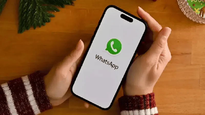 একজন ব্যক্তির হাতে হোয়াটসঅ্যাপ অ্যাপের স্ক্রিনশট দেখা যাচ্ছে. Channel i News - চ্যানেল আই নিউজ