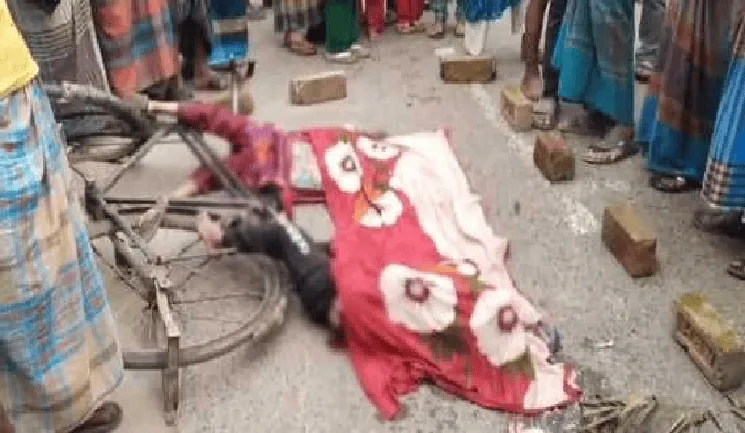 নোয়াখালীতে ট্রাক চাপায় দুই শিশু শিক্ষার্থীর মৃত্যু, ঘটনাস্থলে লোকজন. Channel i News - চ্যানেল আই নিউজ