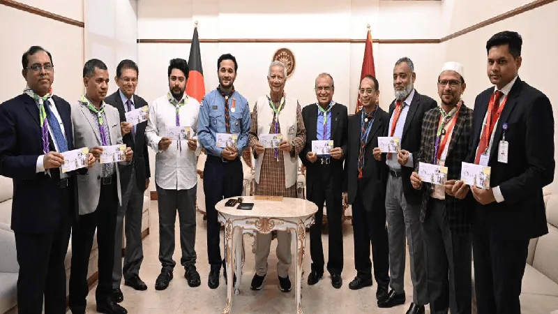 প্রধান উপদেষ্টা ও অতিথিরা স্মারক ডাকটিকিট উন্মোচন অনুষ্ঠানে অংশগ্রহণ করছেন. Channel i News - চ্যানেল আই নিউজ