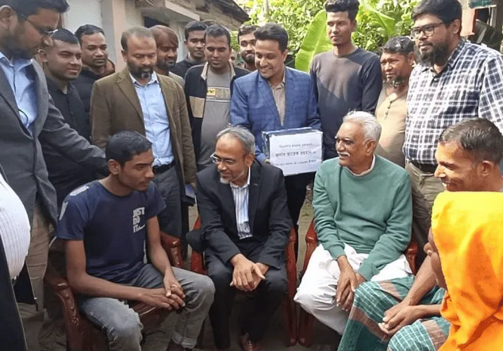 তারেক রহমানের সাথে রিকশাচালকের ছেলে ও অন্যরা আলোচনা করছে. Channel i News - চ্যানেল আই নিউজ