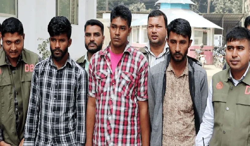 পুলিশের সঙ্গে গ্রেপ্তার হওয়া গাঁজা বিক্রেতা ও সন্দেহভাজনরা. Channel i News - চ্যানেল আই নিউজ