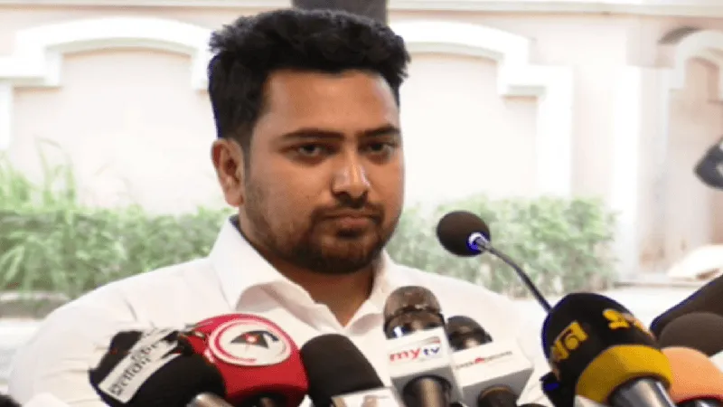 নাহিদ ইসলাম সংবাদ সম্মেলনে বক্তব্য দিচ্ছেন, বিভিন্ন মিডিয়া ক্যামেরার সামনে. Channel i News - চ্যানেল আই নিউজ